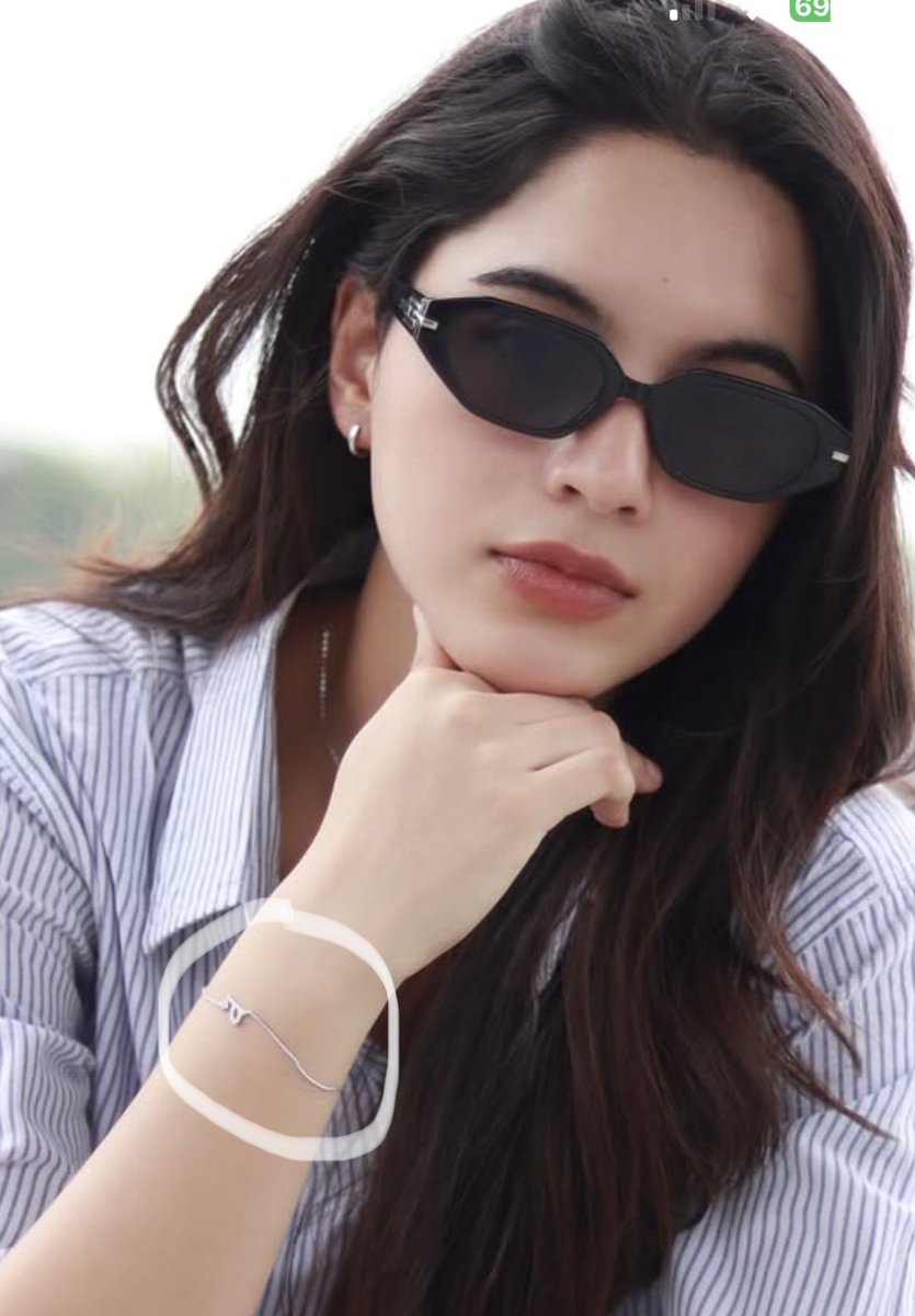 Jaja108352's tweet image. Aside from the ring for Pundao, this goes deeper, She also has a silver bracelet with “P” and a silver necklace with a “STAR” pendant y’all know what that means 😭🥹 I still can’t recover from that interview… are you all convinced THEY ARE SO IN LOVE AND REAL!!!😍#Shellypundao