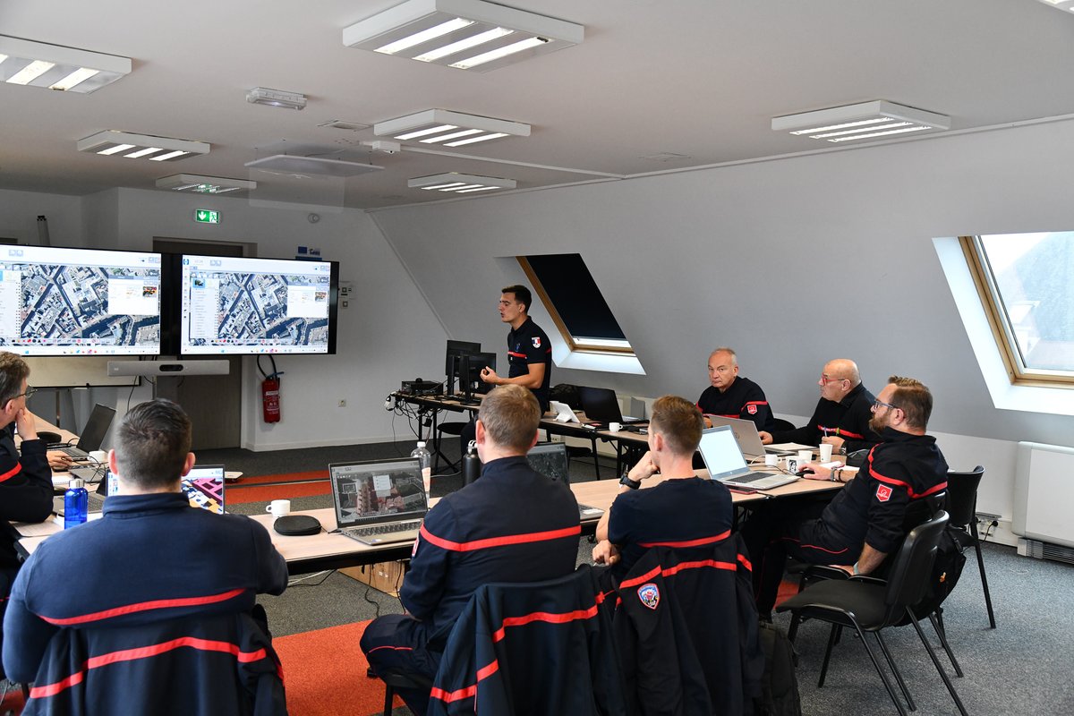Sdis59's tweet image. 🚒 Le SDIS du Nord poursuit sa modernisation numérique avec la mise en œuvre de CRIMSON, un outil de commandement innovant au service de la coordination et de la réactivité opérationnelle.

👉 Trois jours de formation encadrés par l’Entente Valabre ont permis de former les…