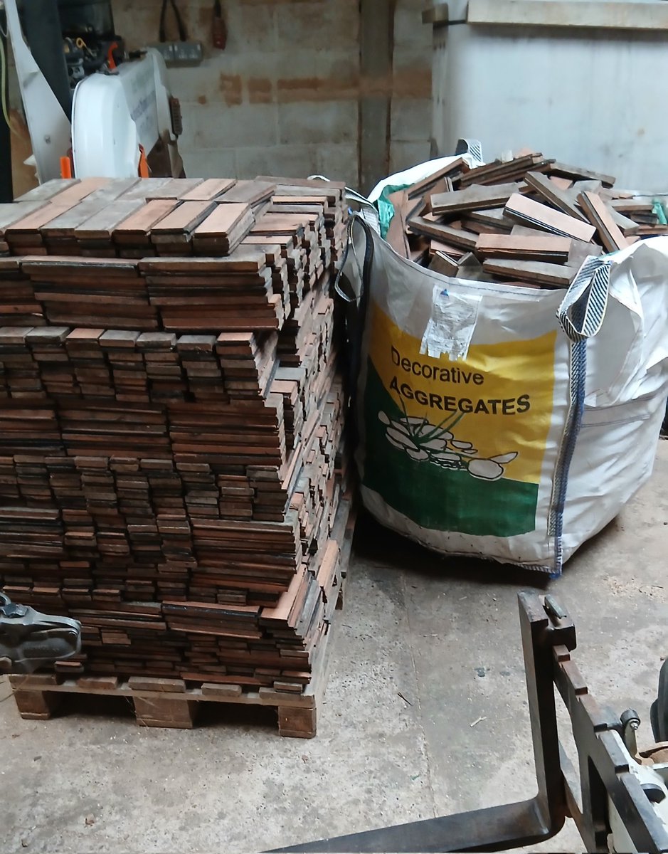 Having these 2500  Brazilian wood parquet floor blocks in the back of the pick-up on Thursday made the steering a tad interesting 🫣
Thankfully the remaining 5000 blocks required for the job are being delivered.