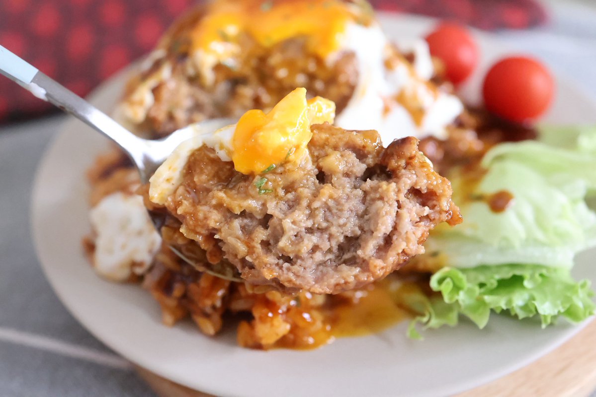 ハワイ気分をおうちで味わえる、超お手軽ロコモコ！
市販のハンバーグを使うから手間いらず。
バターとソースの香ばしいごはんに、ハンバーグと目玉焼きをのせるだけで満足感抜群の一皿です！