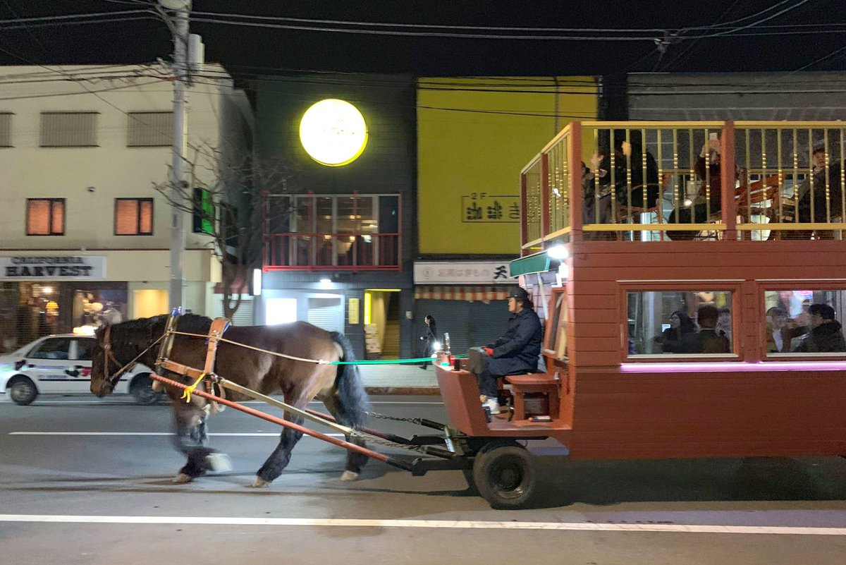 sonnyaonnyanko's tweet photo. 北海道 帯広の馬車bar

ばんえい競馬で虐待するだけでなく
引退した後も 酔っぱらいが楽しむ為に
馬車として酷使する 

今まで無理やり走らせて ごめんな 
後生は死ぬまで面倒みるからな

ではなく 
肉にするか馬車にするかなの？
馬主 お前それでも人間か！

#虐待ばんえい競馬 https://t.co/hIzzzGUZGT