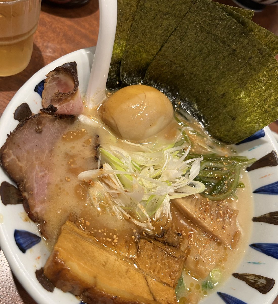 icehonoca's tweet photo. ギャグバトル(質より量)に勝利したので、
奢ってもらったお気に入りなラーメン🍜
流石にチャーシュー1本乗せにするのは遠慮した🍥
ちなみに繰り出したギャグはほぼ覚えてない。気心しれてる仲じゃないと出来ないバトルだった。 https://t.co/V7aC5XT8tQ