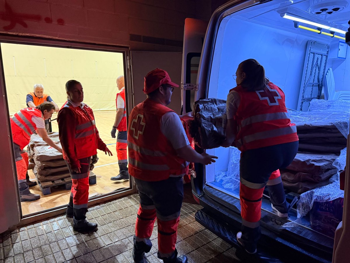 CruzRojaRMurcia's tweet photo. Desplegados 2 Albergues de #Emergencia en #LosAlcazares para las personas evacuadas de zonas en riesgo de inundación @112rmurcia @AytoLosAlczares @SEMLOSALCAZARES https://t.co/quP3g7KEya