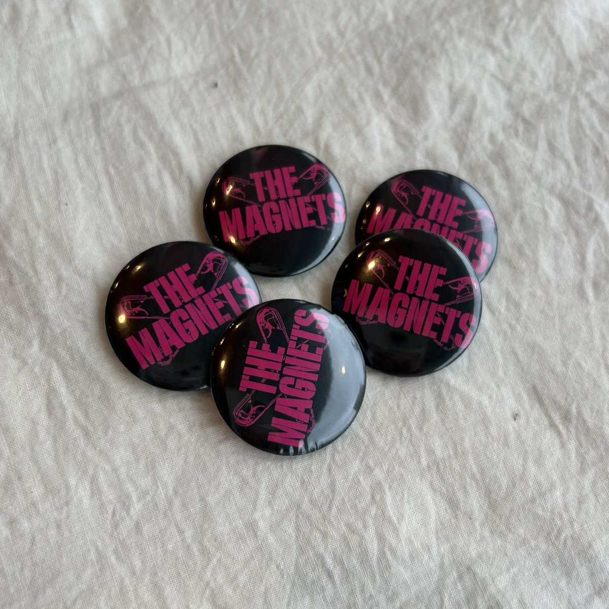 ultra_shibuya's tweet photo. 🧲ご予約受付中🧲
10/29 発売
#TheMagnets
『THE MAGNETS NUMBER X~DYNAMITE HERO~』
長きにわたり廃盤となっていたTHE MAGNETS 幻のメジャーデビュー作『INSANE TERRORIST』がデモ音源を加えた貴重な音源集としてリリース!
10/19までのご予約で10%OFFにてお届けいたします!
当店限定特典:缶バッジ
☟ご予約はこちら☟
https://t.co/HQ13SEJCXh