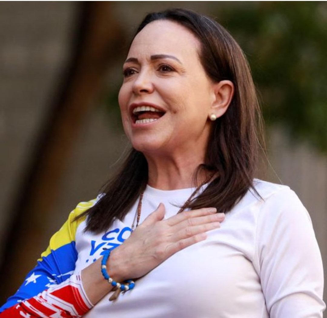 AsicSomos's tweet image. El @NobelPrize a @MariaCorinaYA🇻🇪 es un merecidisimo reconocimiento a la incansable lucha por los DDHH, la democracia y la libertad de esta venezolana que representa un testimonio de valentía y coraje. Desde la #ASIC🇨🇺 le enviamos nuestras felicitaciones por esta justa recompensa