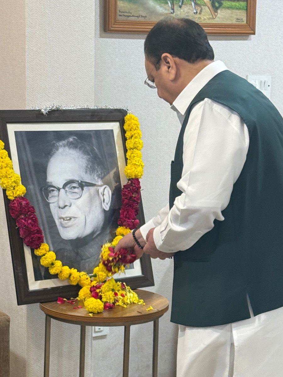 JPNadda's tweet image. भारतीय राजनीति के युगपुरुष, &apos;भारत रत्न&apos;, लोकनायक जय प्रकाश नारायण जी की जयंती पर आज उनके चित्र पर पुष्पांजलि अर्पित कर नमन किया।

मेरा सौभाग्य है कि वर्ष-1975 में आपातकाल के दौरान लोकनायक द्वारा शुरू किए गये &apos;संपूर्ण क्रांति आंदोलन&apos; में सम्मिलित होकर राजनीति के माध्यम से राष्ट्र…