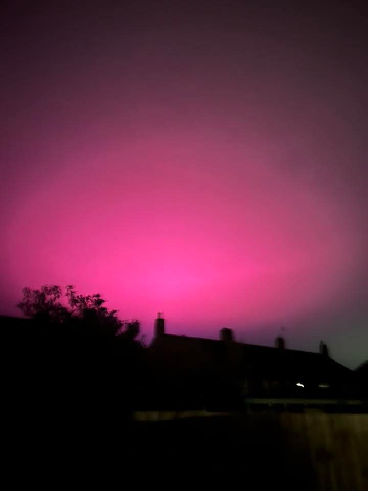 RecyclerBill's tweet image. If you live in #WestSussex this is what growing #winter #strawberries for @Tesco looks like in our night sky...
We seem to have created an LED version now known as the #SouthernLights