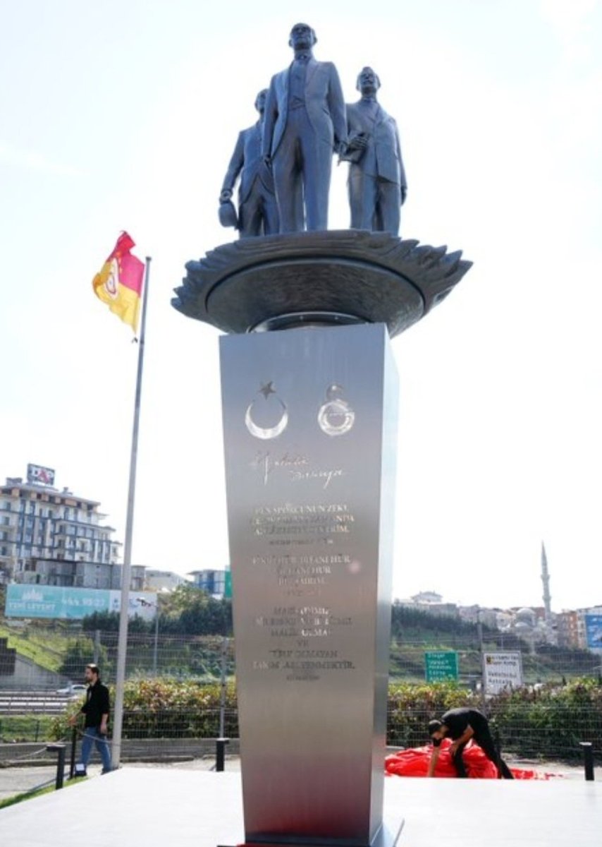 Son derece şık, anlamlı, zarif bir anıt olmuş.. Seçilen konum da harika.. Bir Galatasaraylı olarak emeği geçenlere teşekkürü bir borç bilirim💛❤️
<a href="/GalatasaraySK/">Galatasaray SK</a> 
<a href="/ultrAslanUNI/">ultrAslan UNI</a> 
<a href="/ultrAslan/">ultrAslan</a>