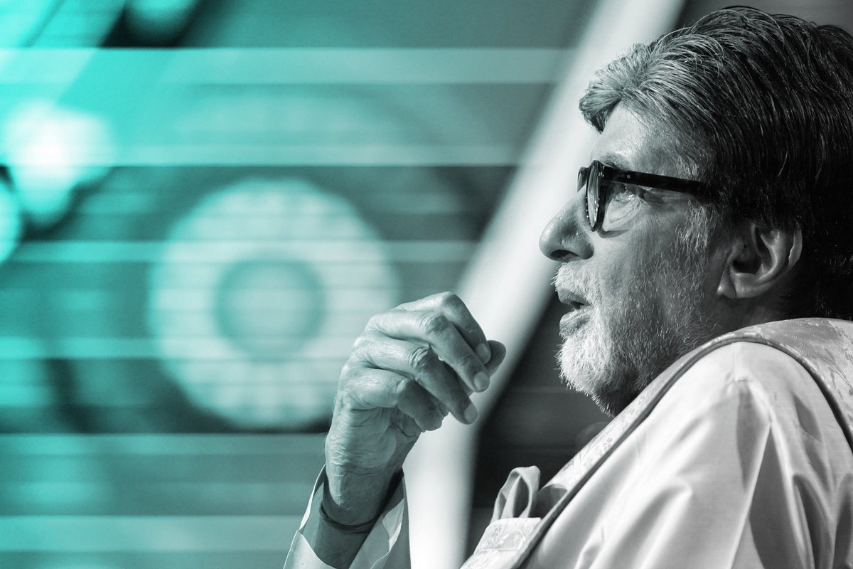 BachchanHolic's tweet photo. Happy Birthday To @SrBachchan 
#HappyBirthdayAmitabhBachchan Ji
🎉🎉🎂🎂😊😊 https://t.co/QXZTE2aPaD