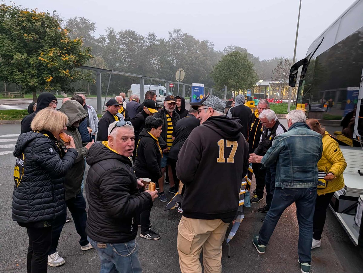 1 er arrêt Petit déjeuner café et chocolatine pour le moral de la  troupe. 💛🖤
