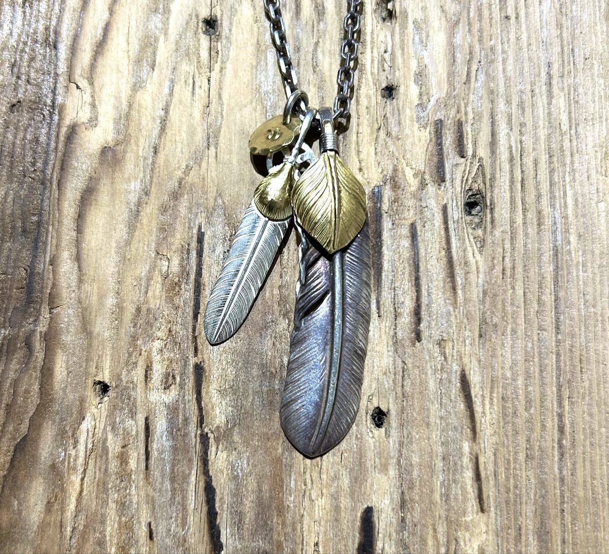 LTkymst's tweet image. 先月ようやくハートホイールフェザーLを購入できました。
金ハート付き特大フェザーとの相性抜群です。

2025年9月に購入できたアイテムを紹介します【原宿ゴローズ訪問記 vol.35】
youtu.be/s-GFlPgJ3x8

#goros #ゴローズ