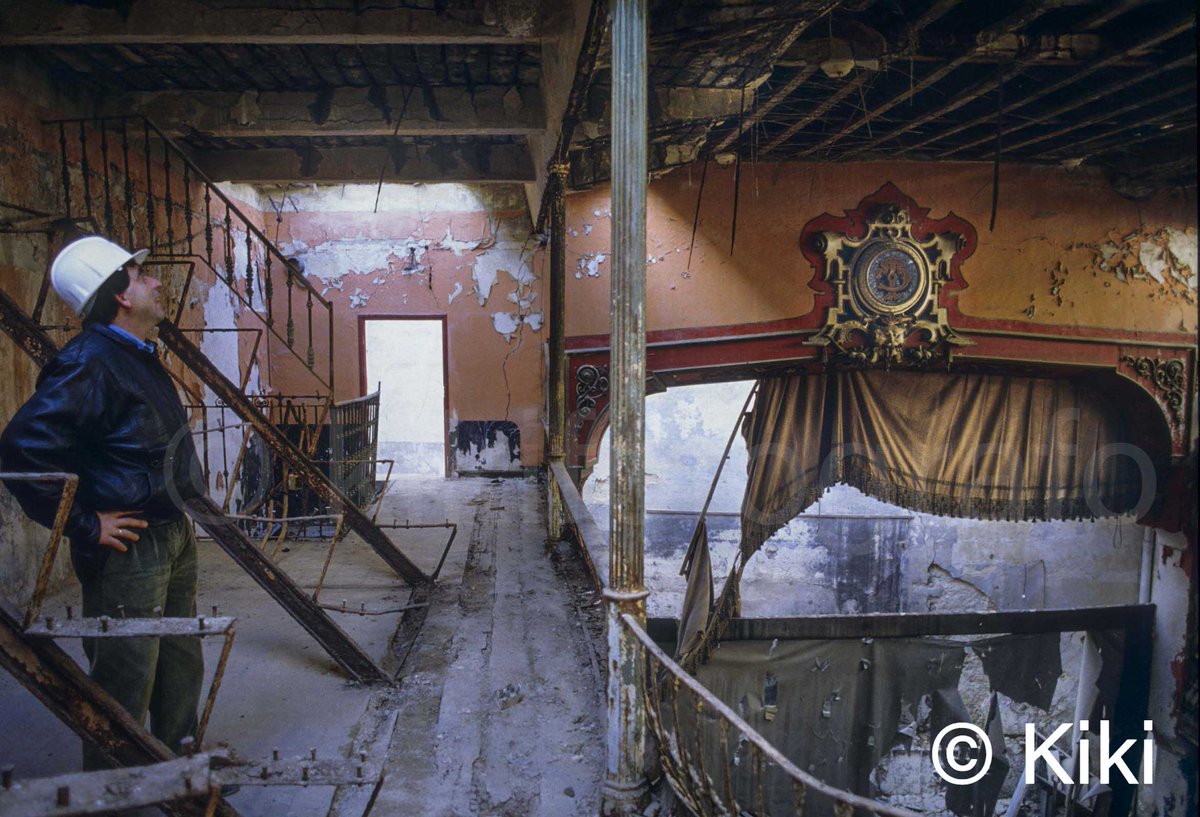 𝐄𝐥 𝐂𝐨́𝐦𝐢𝐜𝐨 𝐞𝐧 𝐫𝐮𝐢𝐧𝐚.
Este cine también se le llama San Miguel calle donde estaba. Yo no recuerdo haber visto ninguna película, pero si me han contado muchas anécdotas de este espacio. Esta foto que forma parte de la
𝐌𝐞𝐦𝐨𝐫𝐢𝐚 𝐝𝐞 𝐮𝐧 𝐅𝐨𝐭𝐨́𝐠𝐫𝐚𝐟𝐨, la