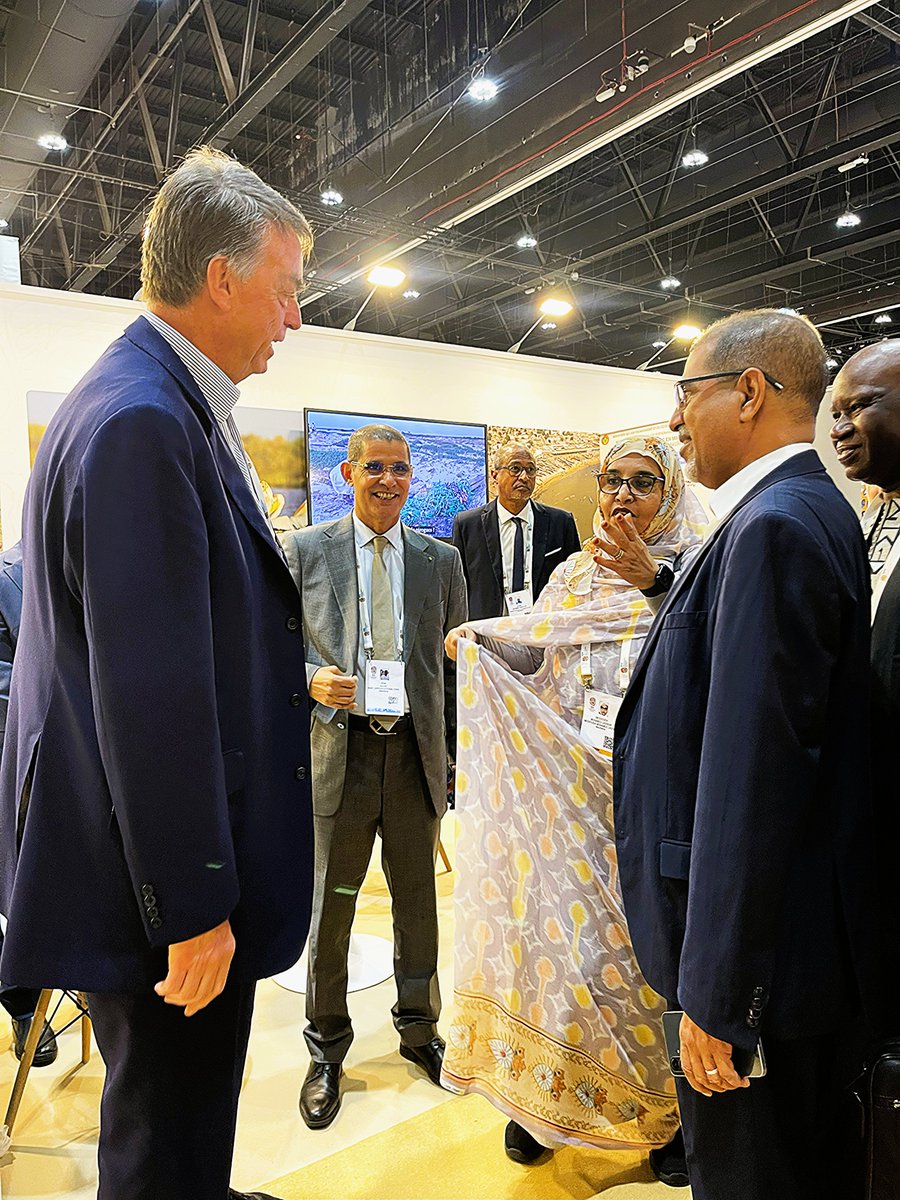 prcmarine's tweet image. [#IUCNCongress]🇦🇪 Day 2 in Abu Dhabi and the energy is still high !

At the West Africa stand, we were honored to welcome istinguished figures such as H.E. Mrs. Messaouda Baham Mohamed Laghdaf, Mr. @ASHoffmann58, and Mr. Thierry Renaud. 

#PRCM #NatureForAll #Biodiversity

1/2⬇️