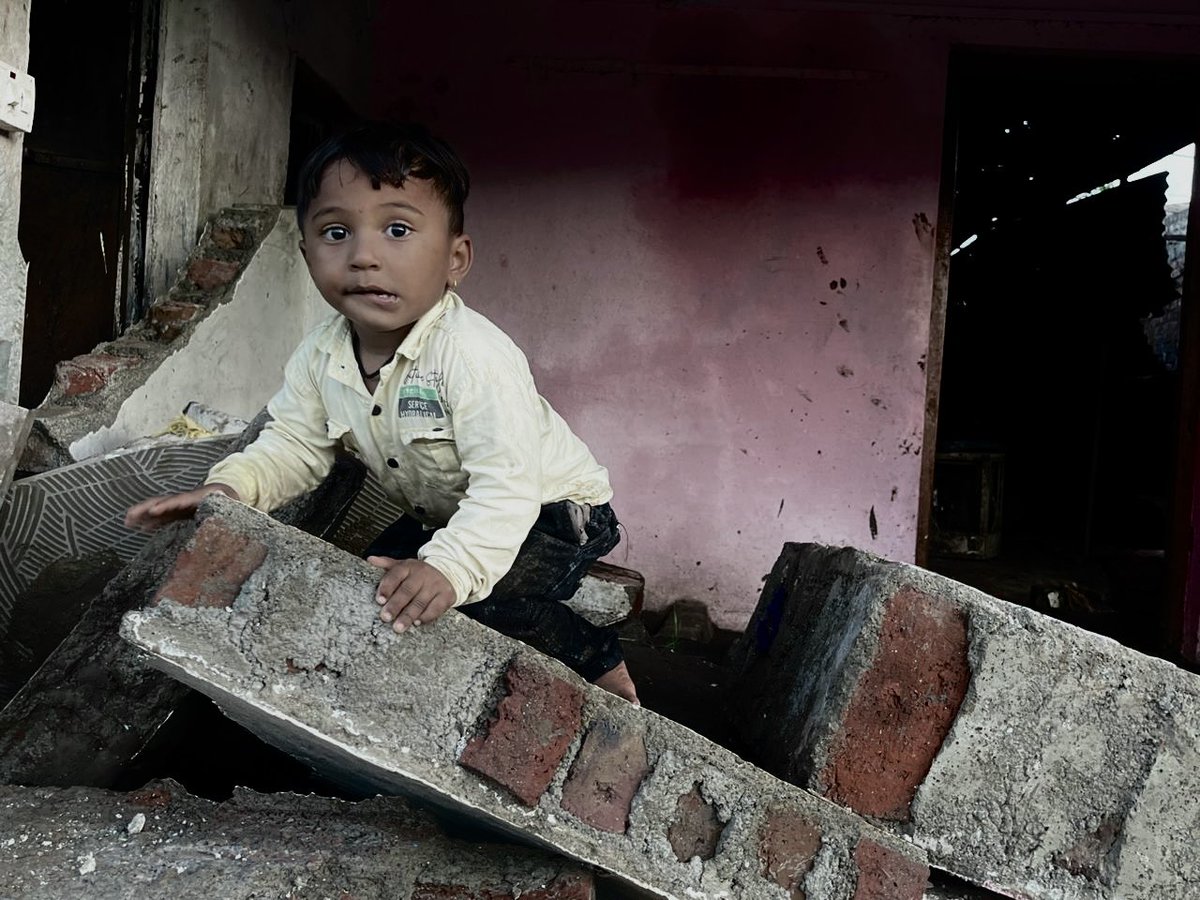 “मला विसरू नका” म्हणतोय पुरानं कोसळलेल्या घरातून उद्याचा मार्ग विचारणारा अर्जुन.
छायाचित्र सौजन्य: केशव वाघमारे
#महाराष्ट्रअतिवृष्टी२०२५ #मैत्री #महाराष्ट्र ⁦<a href="/Maitripune/">MAITRI</a>⁩