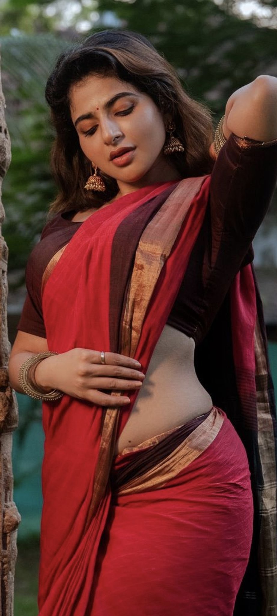 Iswarya Menon Hot Saree Pics | The Radiant Beauty & Versatile Star of South Indian Cinema iiQ8