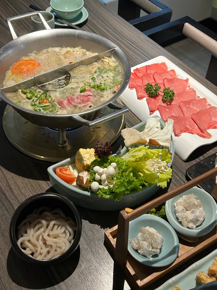 柔らかい牛肉を沸騰したスープに入れて3秒、すぐに取り出せばジューシーで口いっぱいに満足感が広がる🥢