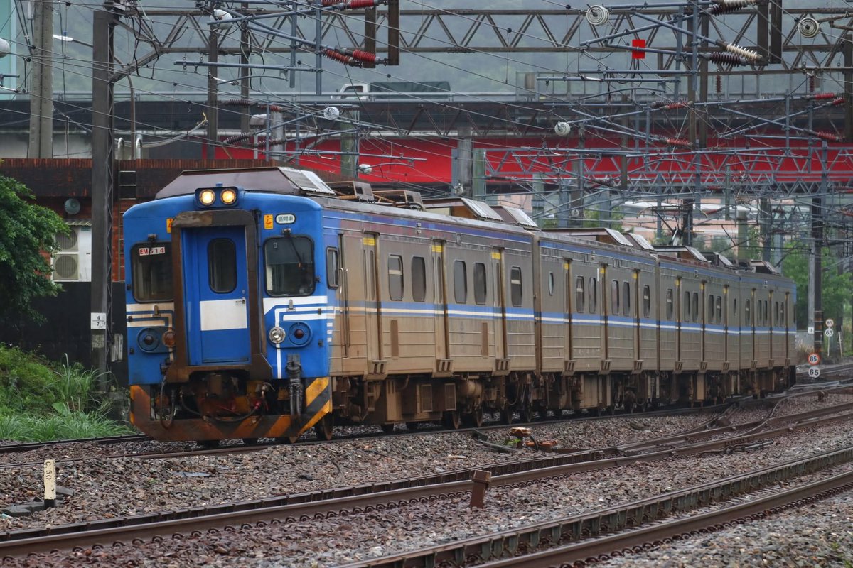 ShengChuanTso's tweet image. 台鉄 EMU500形 営業運転開始30周年！
総数84編成336両(二つ編成廃車)
元通勤電車の総数最多者！
#台湾 #鉄道 #電車