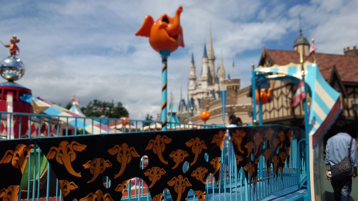 Feel_the_Disney's tweet photo. これ2013だけどさ、こういう装飾ってほんと減ったよね https://t.co/c2aREXeUZV