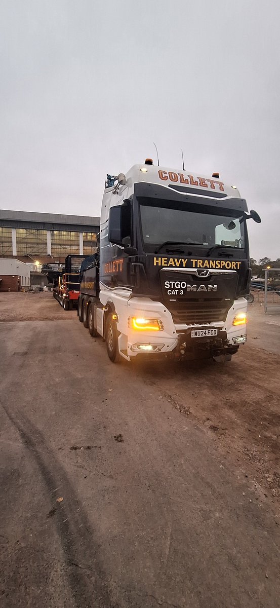 StaffsRoadHarm's tweet photo. This mornings GE load is 485 Tonnes. 98 meters long and nearly 6 m wide. Couple of extra Bikes this morning as they are training as Abnormal Load escort Officers. And you don't get much bigger than this one.  Usual route. #Stafford, #Stone, #Newcastle #Talke and onto Cheshire. https://t.co/DHhlh9fZ2n