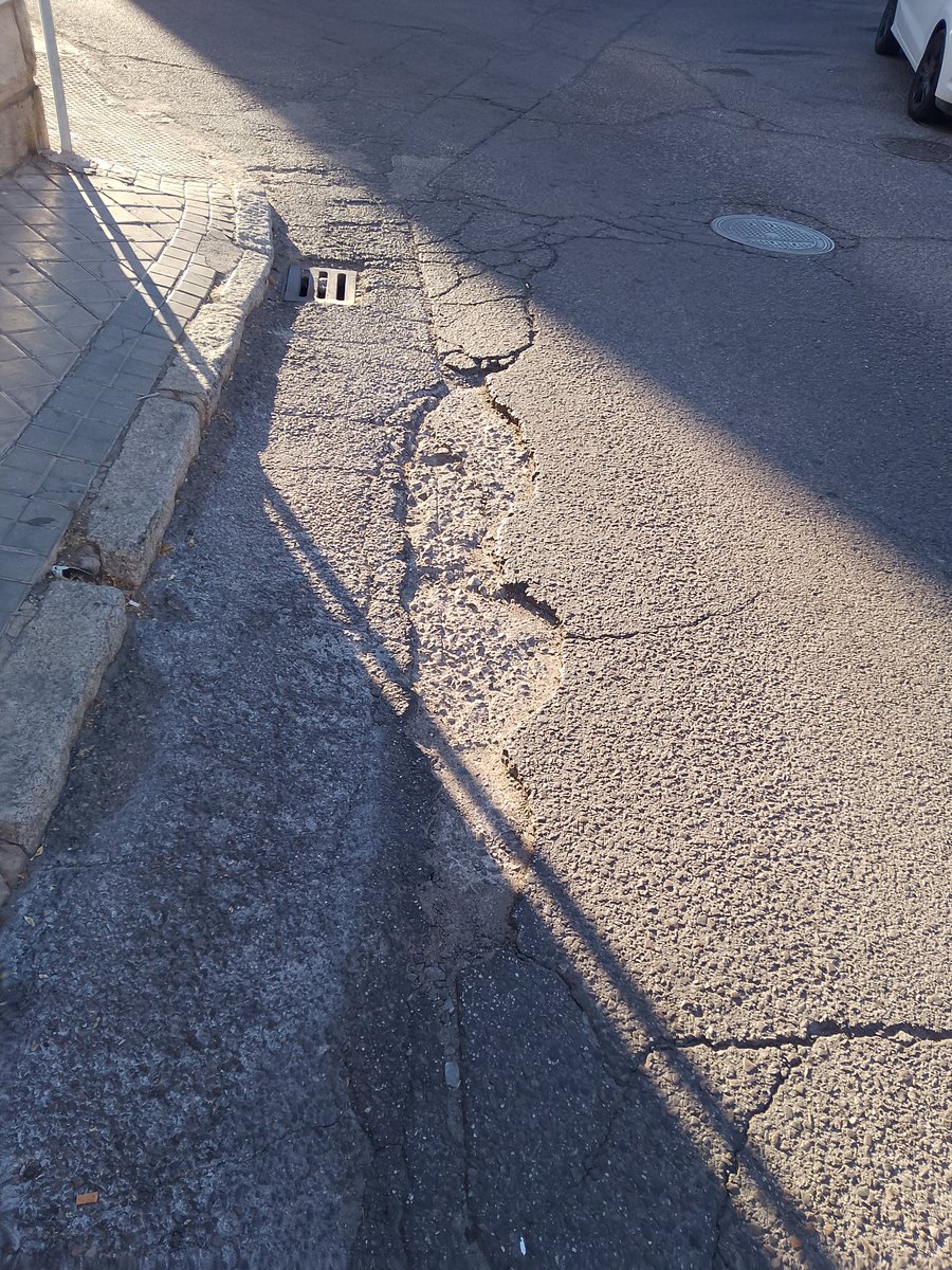 Como es habitual todas las semana atendemos aquellas incidencias en el mantenimiento de nuestras calles que los vecinos nos notifican y que nosotros enviamos como aviso al Ayuntamiento de #ColmenarViejo. Orificios en calzadas, bolardos golpeados, pintadas vandálicas .....