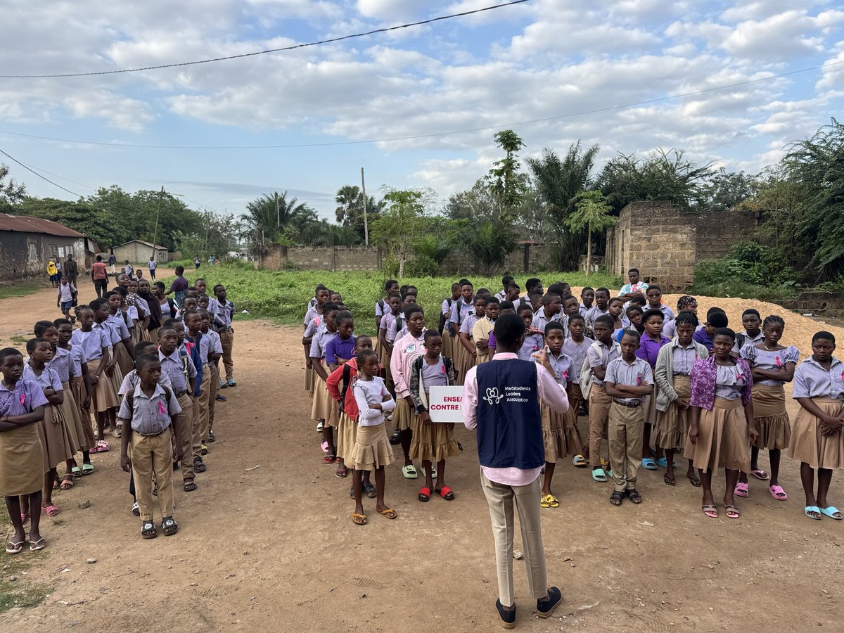 Teresa_ND's tweet photo. Troisième jour de sensibilisation de notre tournée, nous étions au collège Stella A. 
Adapter le message à la cible, c’est aussi ça la sensibilisation ✨✨
#MlaTourRose2025
#Cancerdusein
#OctobreRose https://t.co/kYZ5DxvmU5