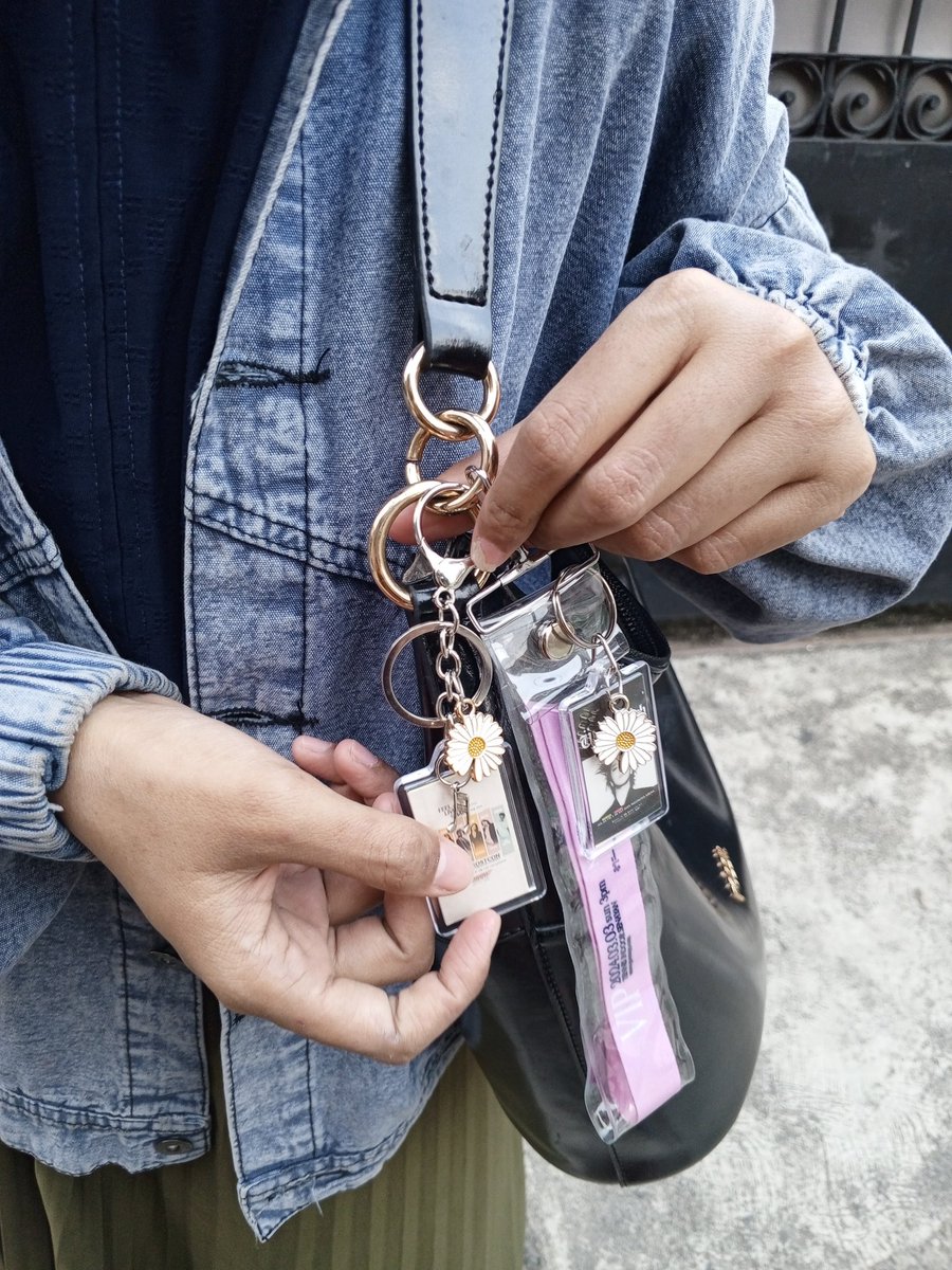 craftynutty's tweet photo. @kegblgnunfaedh Wkwkwkwk 😆👍👍👍 cek etalase toko aku gesss ada #WristbandConcertHolder bisa diadjust sama konser artis favorit kamu ☺️ https://t.co/SlYk9dmoJG