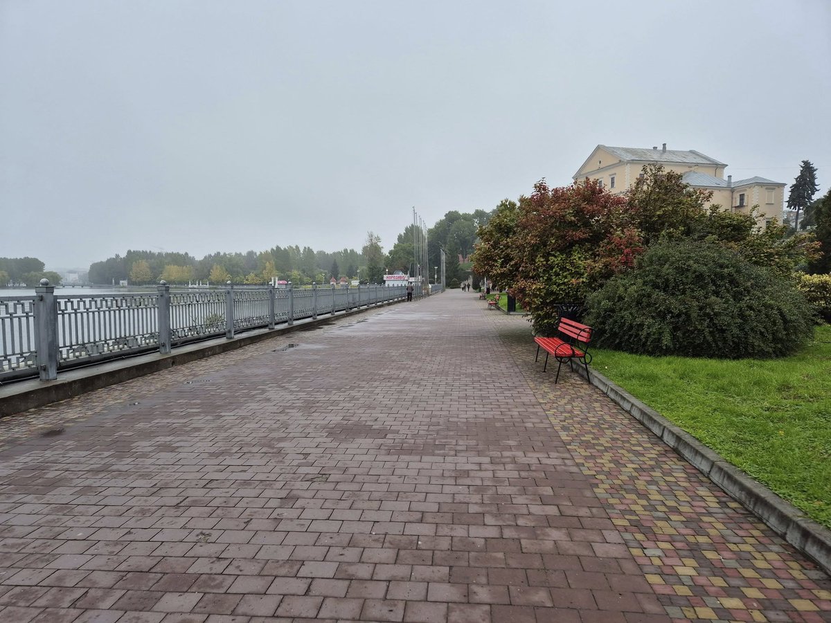 Чомусь в Тернополі вирішили відгородити воду від людей парканом, та поставити лавки з видом на цей паркан, бо коли ти сидиш, нічого більше не видно.
Води Тернопільського ставу наче не настільки бурхливі, принаймні серферіф помічено не було. Нашо? Можливо там водяться крокодили?