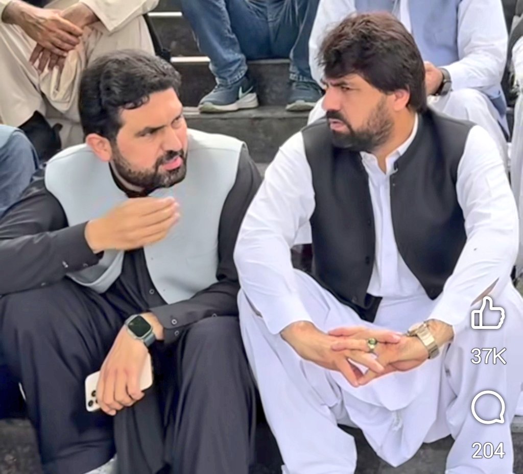 ان صاحب کے کل اثاثے یہ آیفون اور ایپل واچ ہے، نہ گھر ہے نہ بائیک ہے نہ گاڑی ہے، نہ فرنیچر