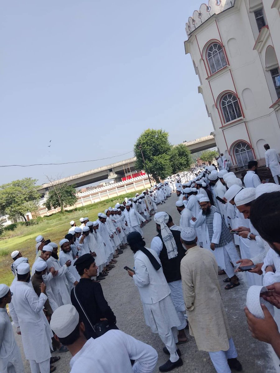 the_siyasat's tweet photo. 🇮🇳🇦🇫 UPDATES: OCTOBER 11

🚨Foreign Minister Amir Khan Muttaqi Reached Darul Uloom Deoband.
 
Jamiat Ulema-e-Hind President Maulana Arshad Madani stands at the main entrance of Deoband to welcome him.

#Taliban #India #Afghanistan #Kabul #Deoband #Jamait https://t.co/vkJUyeS6ut