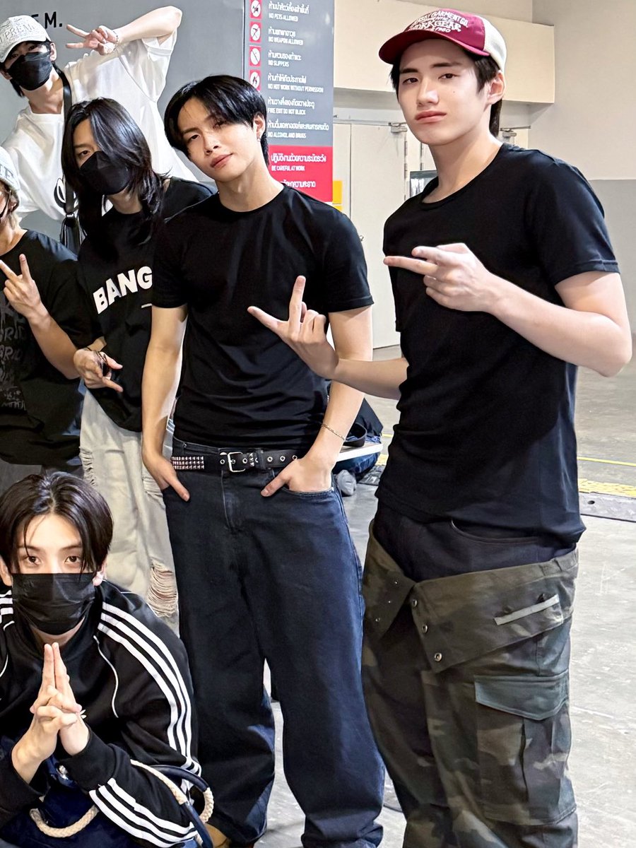 maybeitjan's tweet image. กางเกงของอะไรครับลูกพี่