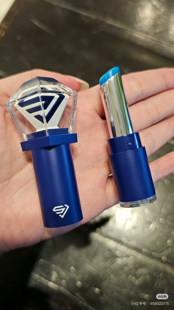 thinkingofkkyu's tweet image. The Subong lip balm is so pretty
⠀
#슈퍼주니어 #SUPERJUNIOR