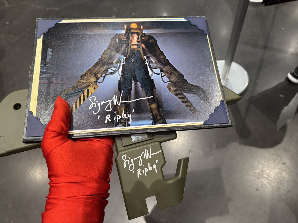 GreenArrow17's tweet image. ついに！！
シガニーウィーバーさんにサインをいただきました！！
エイリアン2は幼少期の思い出であり、今の僕に影響を与えてくれた映画の１つです。
原点にして頂点。
お会い出来て本当に嬉しかったです。
日本に帰ったらゆっくり額装やディスプレイを楽しみます。

#NYCC #エイリアン #ニューヨーク