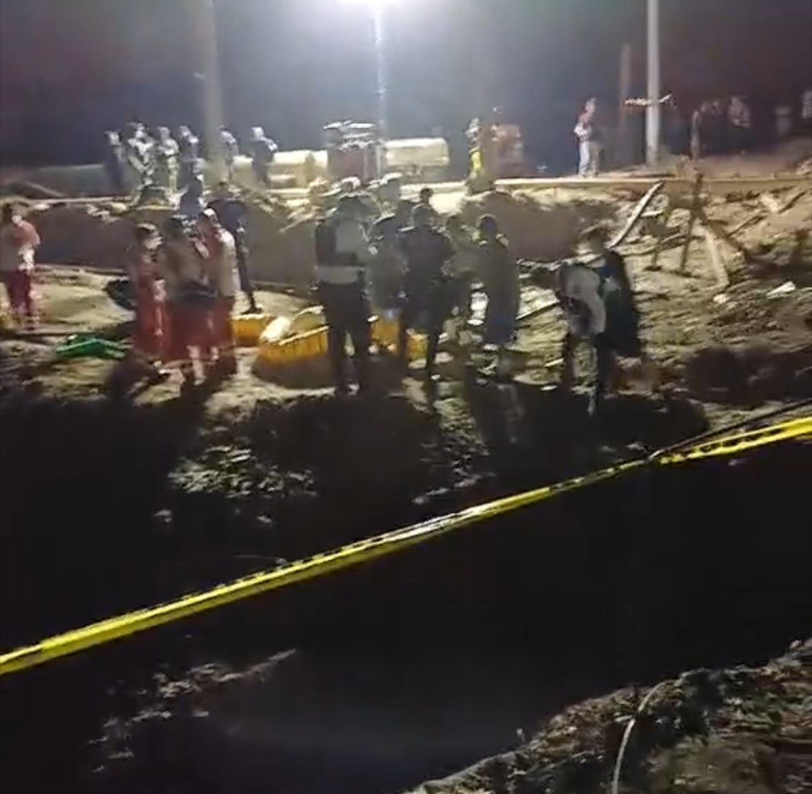 Tragedia en #Cajeme  trabajadores quedan atrapado en obra de colector de la colonia Benito Juárez, una persona fue rescatada con vida pero se habla de que aún hay 3 más bajo tierra, servicios de rescatar trabajan para llegar a ellos.