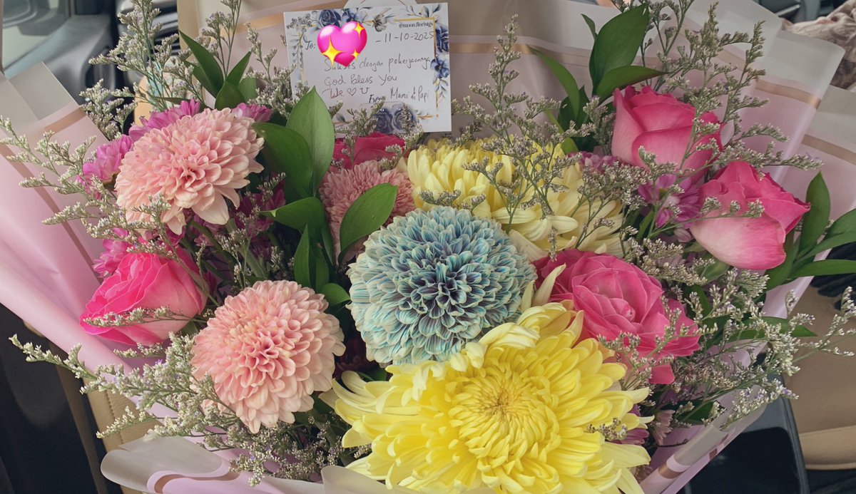 Bahkan pas aku sudah mengecewakan mereka berkali-kali, cinta mama papa masih lebih besar dan tidak bisa di nilai di banding kekecewaan itu. 🥹❤️ thank u mami papi… in another life. I’d still choose you guys.