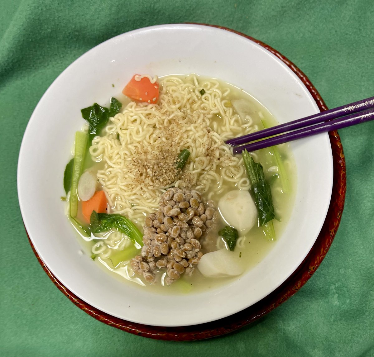 QJo6JBllW1iMHtf's tweet image. 晩御飯はラーメン🍜

#サッポロ一番 #塩らーめん

人参🥕・小松菜🥬・里芋🍠・
インゲン🫘・納豆をプラスした🤤

#サンヨー食品