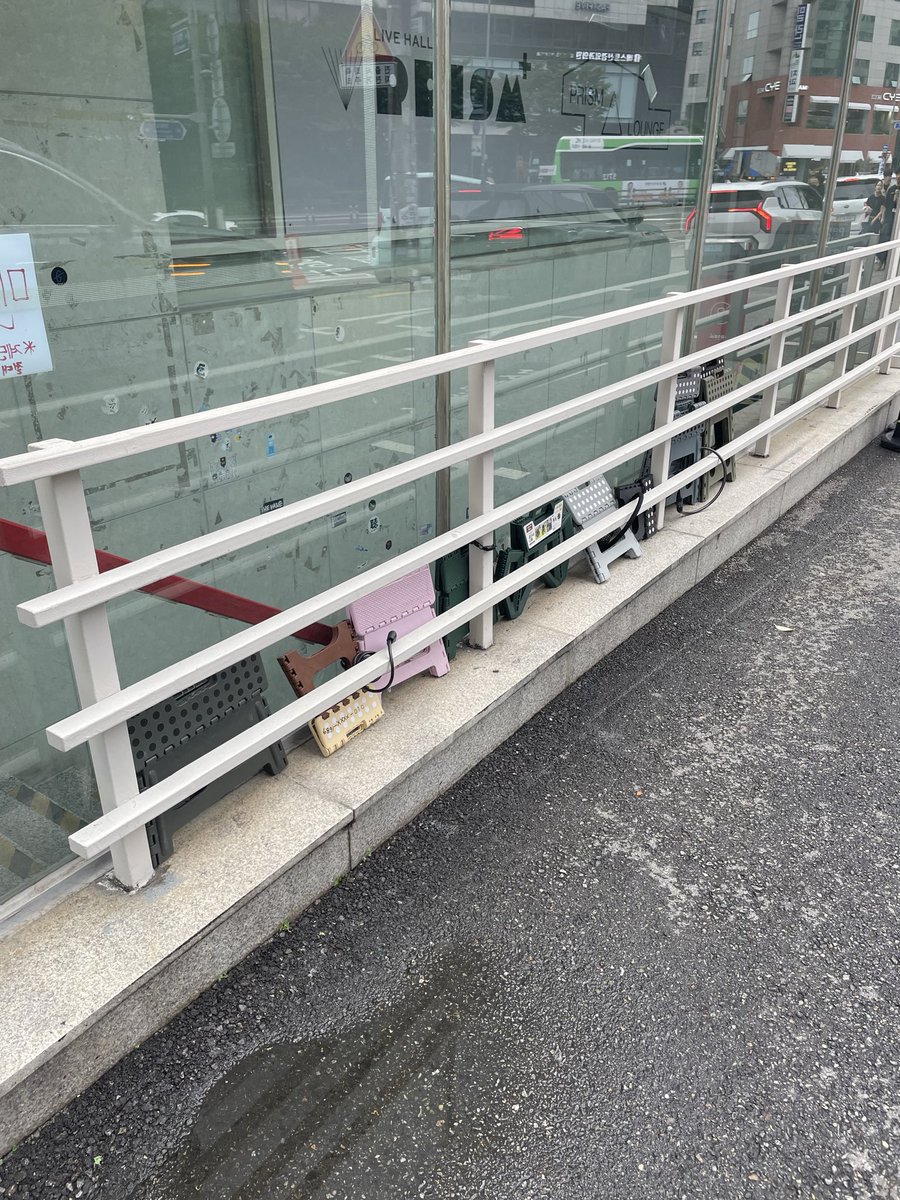 [ 중요공지 ]

매번 프리즘홀을 찾아주시고 공연 관람 하시는 분들께 정말 감사드립니다🙇🏻‍♂️

앞으로, 사진과 같이 본인의 물건을 두고 자리를 맡겨두고 가시는 행위를 금합니다.

다음에 이러한 상황이 다시 발생하면 경고없이 바로 처분 하도록 하겠습니다.

감사합니다 :)