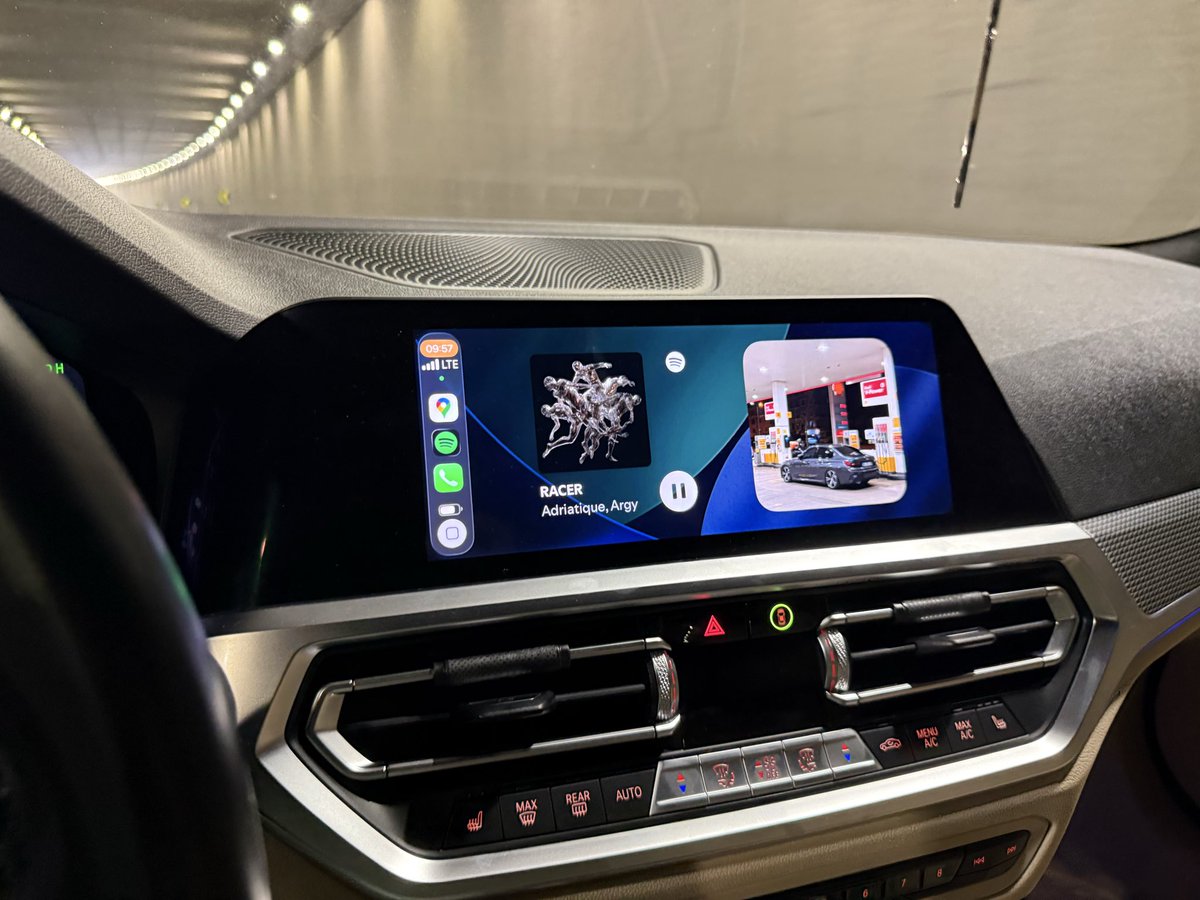 iOS 26’ya hanımın fotoğrafını eklemek için fotoğraflar wigdet’ı eklemişler ama bikaç eksiğimiz olduğu için arabanın fotoğrafını ekledik😁