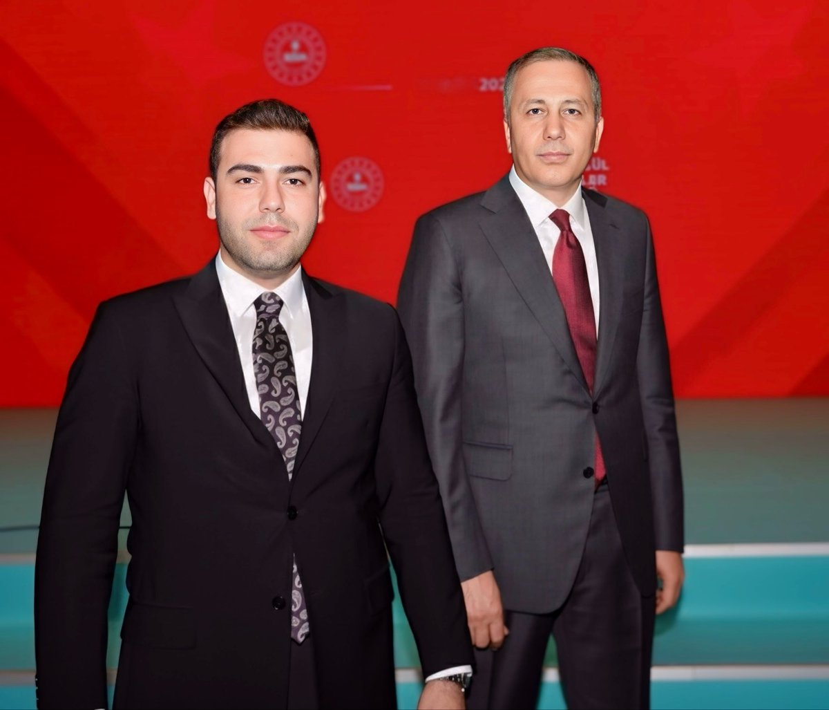 Devletimizle omuz omuza, milletimizin teminatı olarak çalışmaya devam…
Dosta güven, düşmana korku.🇹🇷

Milletimizin huzuru ve güvenliği için gece gündüz çalışan İçişleri Bakanımız <a href="/AliYerlikaya/">Ali Yerlikaya</a> <a href="/TC_icisleri/">T.C. İçişleri Bakanlığı</a> <a href="/Haticeatan_/">Hatice Atan</a> <a href="/mehmetaktas023/">Mehmet Aktaş</a> <a href="/av_mehmetsaglam/">Mehmet Sağlam</a> <a href="/turanbulent/">Bülent TURAN</a> <a href="/suleymansoylu/">Süleyman Soylu</a>