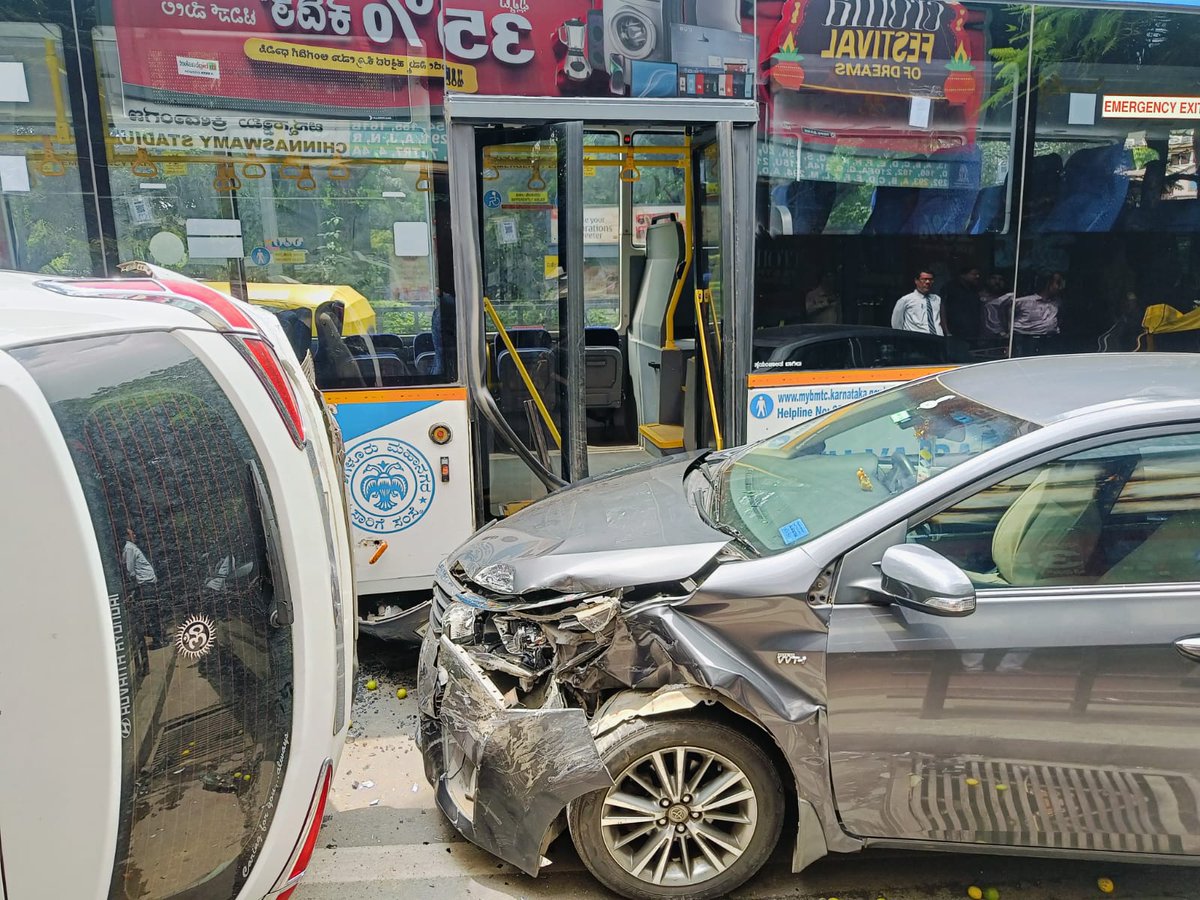 madhuriadnal's tweet image. A series of accidents occurred near #ChinnaswamyStadium on October 11 after a #BMTC bus driver reportedly suffered a seizure while driving, causing the vehicle to go out of control.
#BusAccident #bengaluru #accident