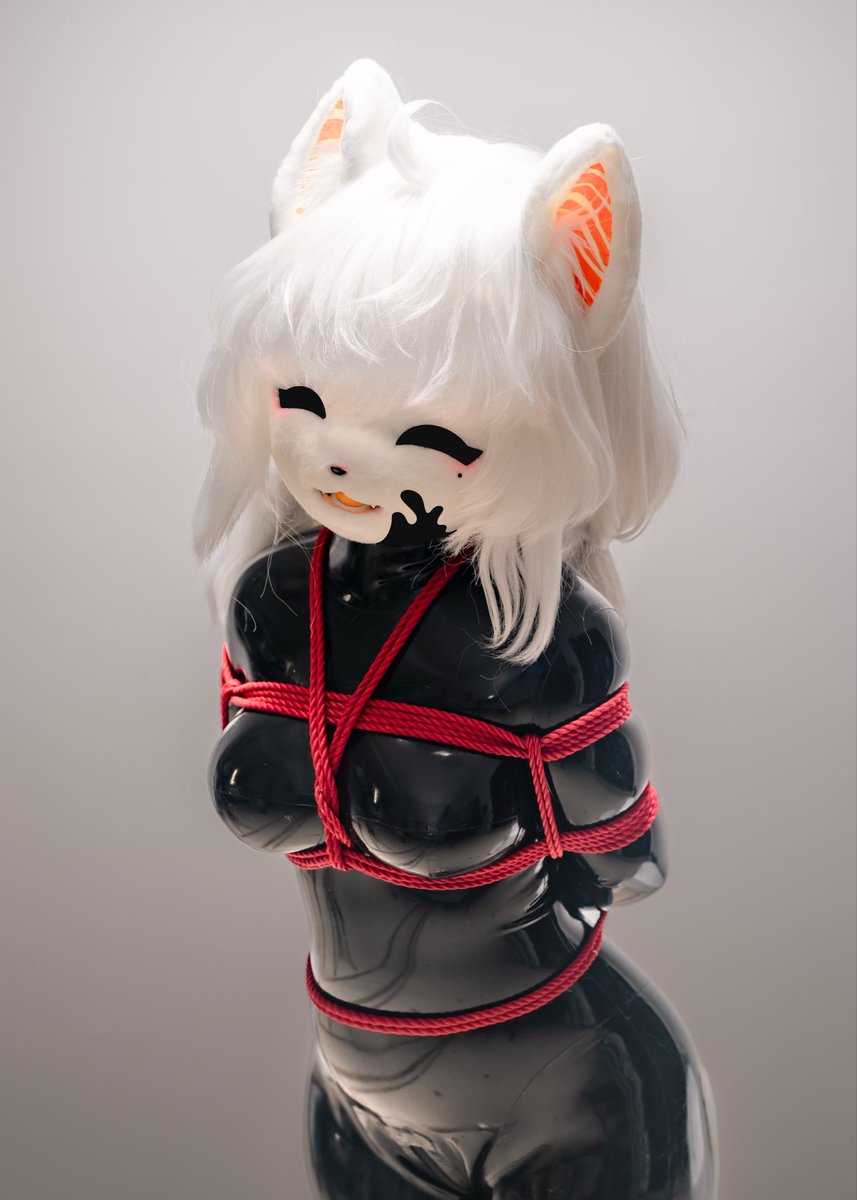 Check it out – I'm changing from a white cat to a black cat!😳