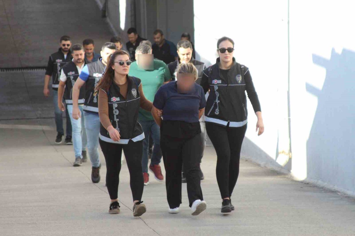 Kendilerini kamu görevlisi gibi tanıtıp hazineye ait arazileri ecrimisil yöntemiyle kiralama veya sahte tapu düzenleyerek satma vaadiyle onlarca kişiyi dolandıran şebekeye operasyon düzenledi. 

Yaklaşık 80 milyon TL'lik vurgun yaptığı belirlenen 13 şüpheli yakalandı.