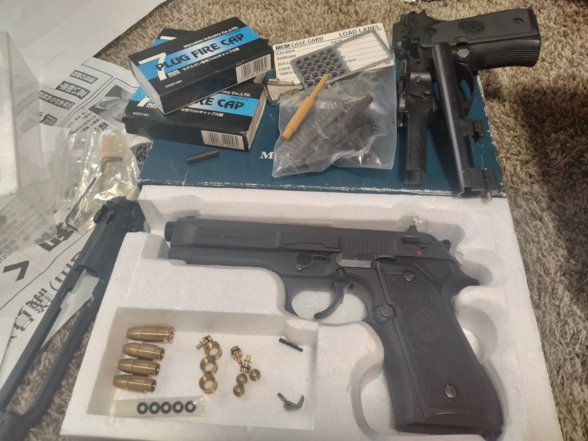 HSCustomizer's tweet image. #手元にあるだけで落ち着ける愛銃
掃除しててキャップやっと出てきた、フルオートぶちかまします♥あとマガジンもう2本探します(;ﾟ∀ﾟ)