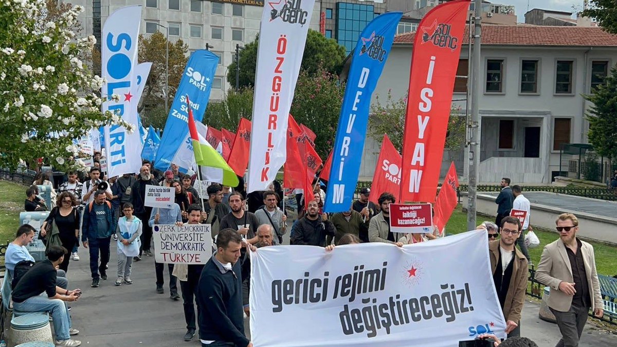 “Derin bir eşitsizlik ve yoksullukla büyüyen kriz karşısında siyasetin öznesinin halk olduğu, halkın kendi hakları ve özgürlüklerine sahip çıktığı bir mücadele zeminini sokakta kurmaktan başka yolumuz yok.

SOL Parti yürüyüşleri bunun hem bir adımı hem de çağrısı...”

PM Üyemiz