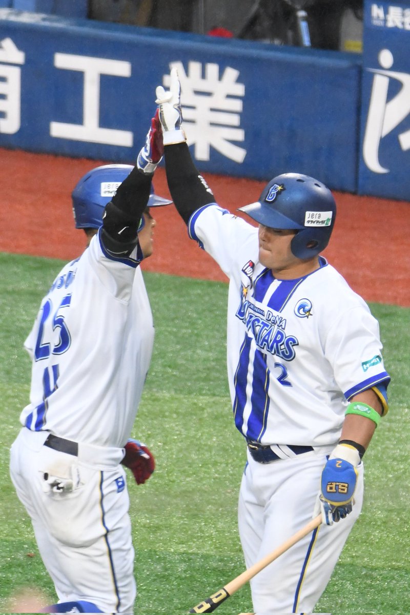 masa1833793469's tweet image. １本目の時、この瞬間が防球ネットに持っていかれたから、2本目で撮れて良かった🤲
2025年.10.11.横浜スタジアム
#筒香嘉智  選手
#牧秀悟  選手
#baystars