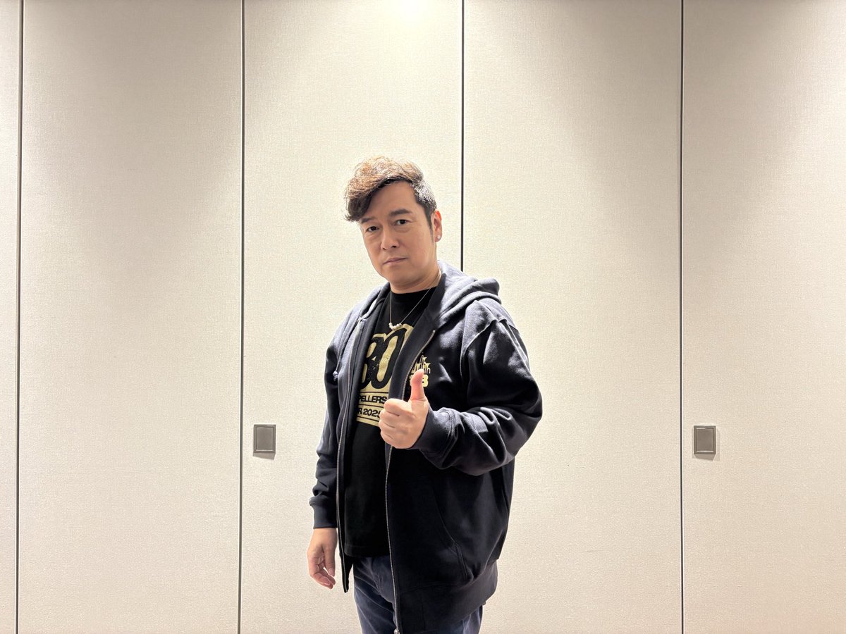 ジップパーカー。がっちり系の黒沢薫がLサイズだとこんな感じ。ちょい