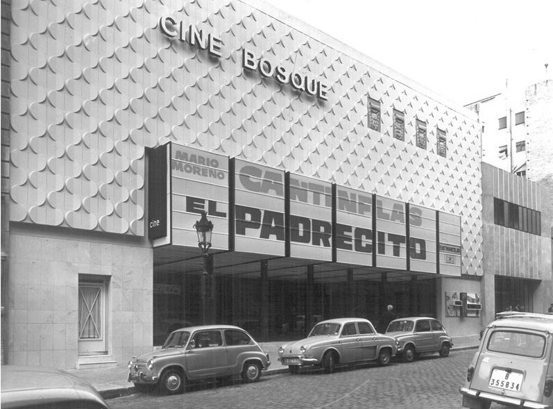 PhenomenaExp's tweet photo. CINES HISTÓRICOS DE BARCELONA — CINE BOSQUE

Hace unos días hablábamos del Cine Roxy en la Plaça Lesseps. No muy lejos de allí, continúa con su función de cine —más de 120 años después, aunque en estructuras diferentes— el también histórico Bosque.

Esta es su historia.⬇️ https://t.co/VghVXbyYmw