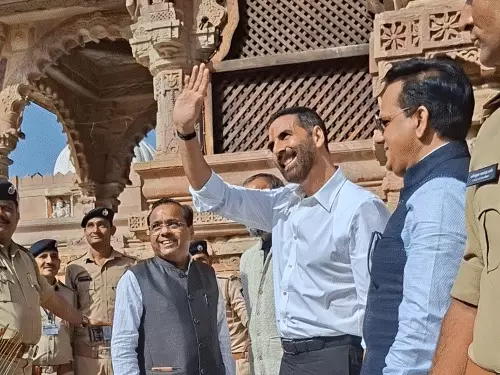 Akshay Kumar visits PM Modi’s hometown Vadnagar; seeks blessings at Hatkeshwar Mandir