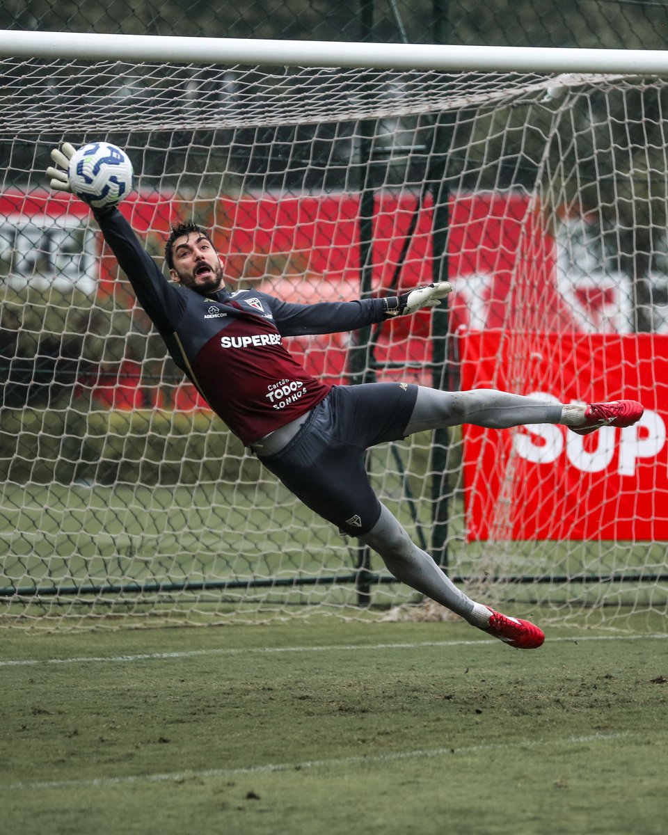 jogosspfc's tweet image. Mesmo lance do treino de ontem, dois ângulos diferentes.

🎥 Reprodução SPFC Play
📸 Érico Leonan/@SaoPauloFC