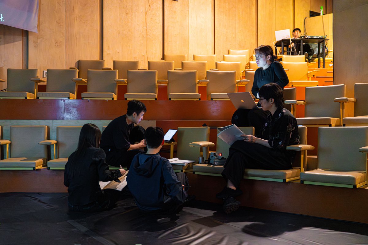 〈이태원 트랜스젠더-클럽 2층〉 공연 종료 

뜨거운 사랑과 관심 속에 〈이태원 트랜스젠더-클럽 2층〉 무사히 막을 내렸습니다. 찾아주신 관객 여러분께 다시 한번 감사드립니다.

무대 뒤에서 아름다운 시공간을 만들어낸 모든 창작진에게도 고맙다는 인사를 전합니다.