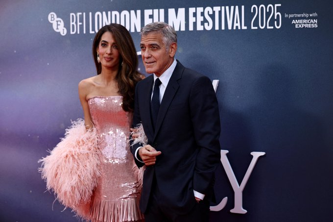 في ظهور لافت على السجادة الحمراء ل مهرجان لندن السينمائي، تألقت أمل كلوني إلى جانب زوجها جورج كلوني خلال العرض الأول لفيلمه Jay Kelly".. اختارت أمل كلوني فستاناً من تصميم تمارا رالف ضمن مجموعة الأزياء الراقية لخريف 2025، يجمع بين الأناقة والفخامة والأنوثة الكلاسيكية 